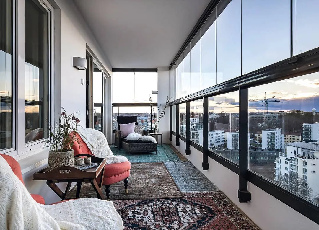 Şehir manzaralı, cam balkonlu geniş bir balkon